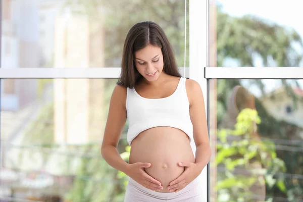 Mujer Embarazada Feliz Pie Cerca Ventana Casa —  Fotos de Stock