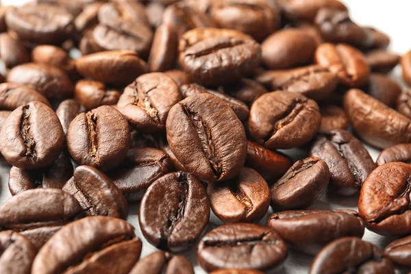 Högen Rostade Kaffebönor Som Bakgrund Närbild — Stockfoto