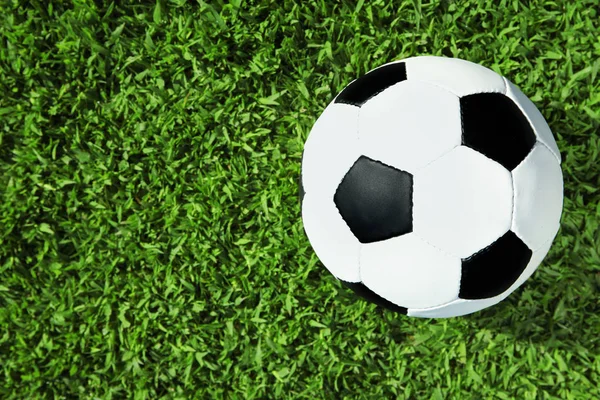 Bola Futebol Grama Verde Fresco Campo Futebol Vista Superior Espaço — Fotografia de Stock