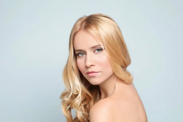 Schöne Frau Mit Gesunden Langen Blonden Haaren Auf Hellem Hintergrund — Stockfoto