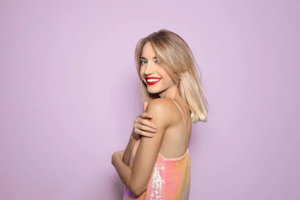 Vacker Ung Kvinna Med Friska Långa Blonda Hår Färgbakgrund — Stockfoto