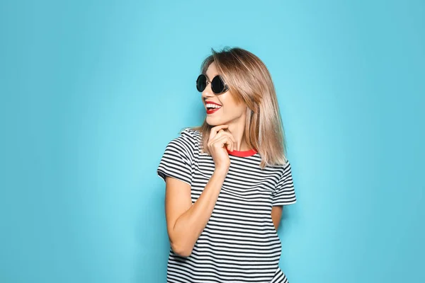 Hermosa Mujer Joven Con Cabello Largo Rubio Saludable Sobre Fondo — Foto de Stock