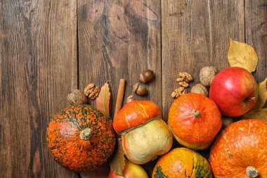 Ahşap arka plan, metin için yer ile düz yatıyordu kompozisyon üzerinde farklı balkabağı. Sonbahar tatil