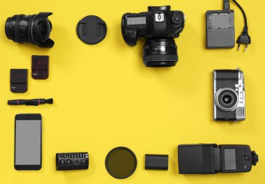 Profesyonel fotoğrafçı ekipman ve renk arka plan üzerinde metin için yer düz yatıyordu kompozisyonu
