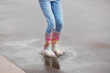 Sokak, closeup günü yağmur altında kauçuk atlama kadın çizme
