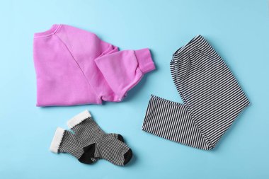 Düz kompozisyon ile şirin çocuk giyim renk arka plan üzerinde yatıyordu