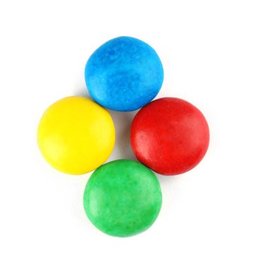 Beyaz arka planda, üstten görünüm lezzetli renkli şekerler