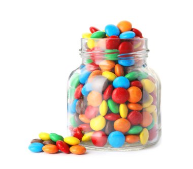 Beyaz arka plan üzerinde renkli şekerler ile jar