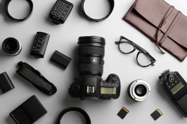 Açık renkli profesyonel fotoğrafçı ekipman ile düz yatıyordu kompozisyon