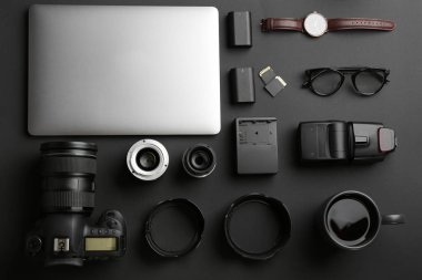 Koyu arka plan üzerinde profesyonel fotoğrafçı ekipman ile düz yatıyordu kompozisyon