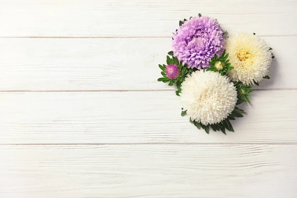 Hermosas Flores Montaña Espacio Para Texto Sobre Fondo Madera Disposición — Foto de Stock