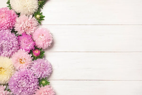 Mooie Aster Bloemen Ruimte Voor Tekst Houten Achtergrond Plat Lag — Stockfoto
