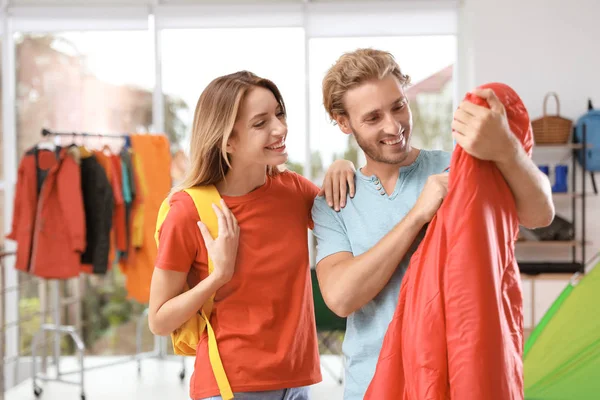 Jeune Couple Choisissant Sac Couchage Magasin — Photo