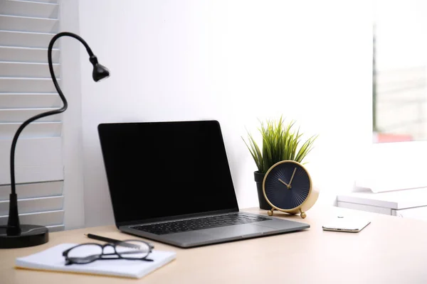 Posto Lavoro Moderno Con Computer Portatile Sul Tavolo Schermo Vuoto — Foto Stock