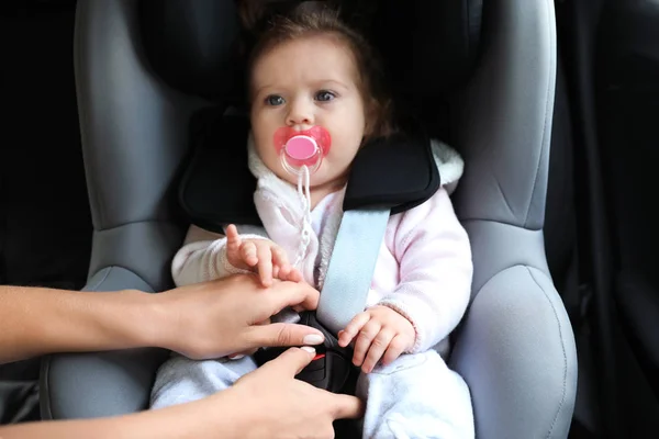 Мать Прикрепляет Ребенка Детскому Сиденью Безопасности Внутри Автомобиля — стоковое фото