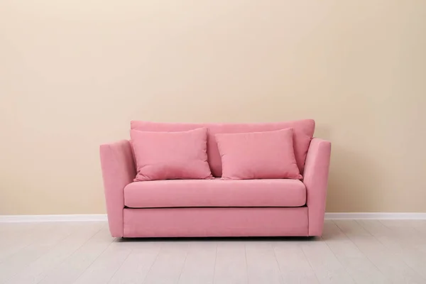 Ruangan Interior Dengan Sofa Yang Nyaman Dekat Dinding Warna — Stok Foto