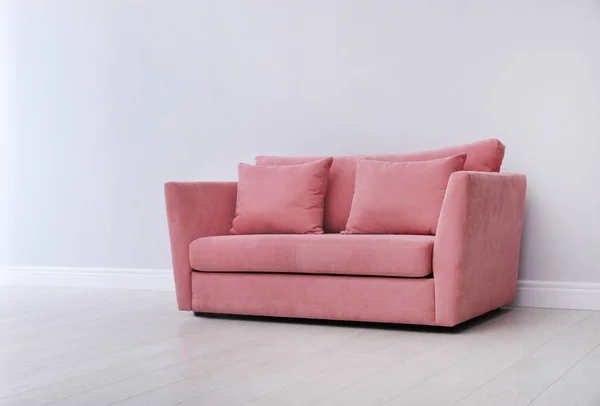 Intérieur Chambre Avec Canapé Confortable Près Mur Blanc — Photo