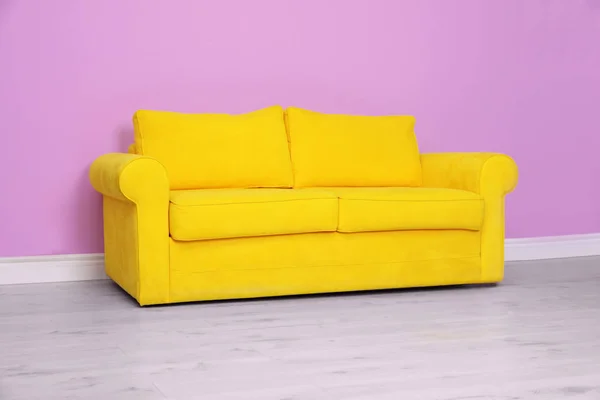 色の壁の近くの快適なソファーと部屋インテリア — ストック写真
