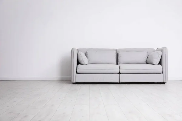 Ruangan Interior Dengan Sofa Nyaman Dekat Dinding Putih Ruang Untuk — Stok Foto