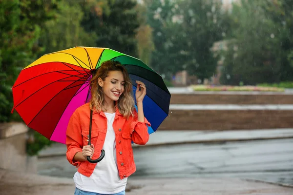 Joyeux Jeune Femme Avec Parapluie Lumineux Sous Pluie Extérieur — Photo