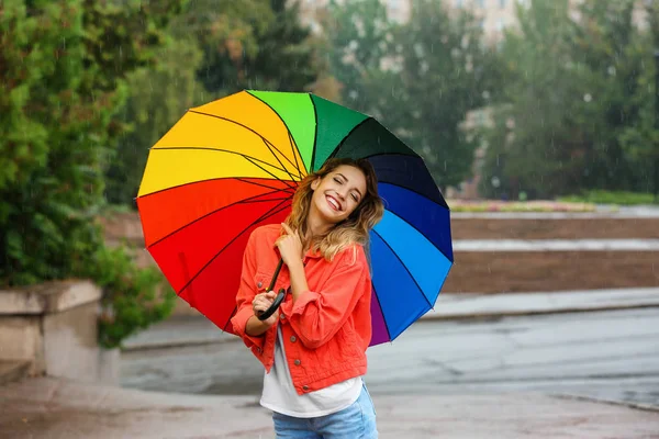 Jovem Feliz Com Guarda Chuva Brilhante Sob Chuva Livre — Fotografia de Stock