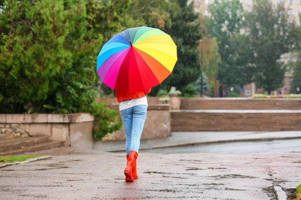 Ung Kvinna Med Ljusa Paraply Regn Utomhus — Stockfoto