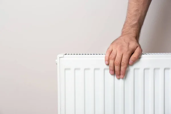 Opwarming Van Aarde Hand Verwarming Radiator Tegen Achtergrondkleur Van Mens — Stockfoto