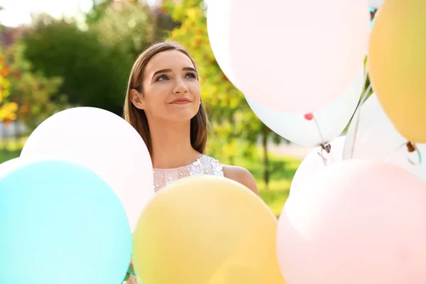 Prachtige Tienermeisje Met Kleurrijke Ballonnen Park — Stockfoto