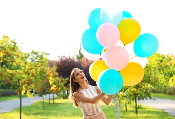 Schöne Teenager Mädchen Mit Bunten Luftballons Park — Stockfoto