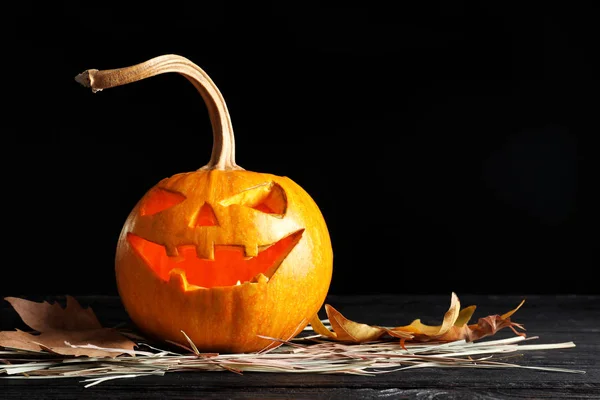 Halloween Abóbora Cabeça Jack Lanterna Mesa Contra Fundo Escuro Com — Fotografia de Stock