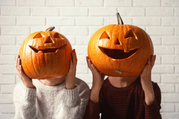 Frauen Mit Halloween Kürbiskopf Stemmen Laternen Gegen Ziegelwand — Stockfoto