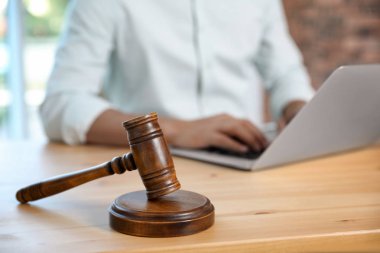 Tahta tokmak ve arka plan üstünde laptop ile bulanık noter