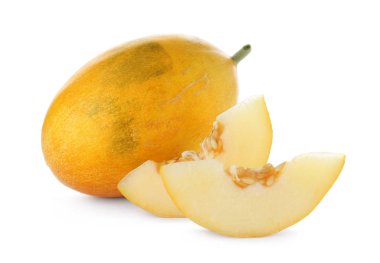 Bütün ve dilimlenmiş lezzetli olgun karpuz beyaz arka plan üzerinde