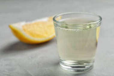 Cam gargara ve ışık arka plan üzerinde limon ile. Diş Bakımı