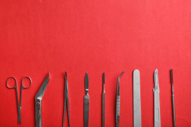 Tıp aletleri ve renk arka plan üzerinde metin için yer düz yatıyordu kompozisyonu