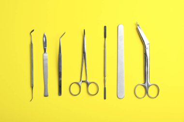 Düz renkli arka plan üzerinde tıbbi araç kümesi, lay