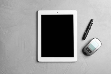 Metin ve gri arka plan üzerinde tıbbi cihazlar için alanı ile tablet, yat