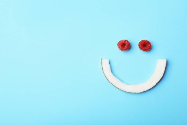 Komik düz Hindistan cevizi ve ahududu kompozisyonu renk arka plan üzerinde yatıyordu. Metin için yer