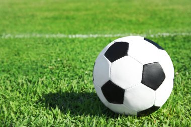 Taze yeşil futbol alanı çimenlerin üzerinde futbol topu. Metin için yer