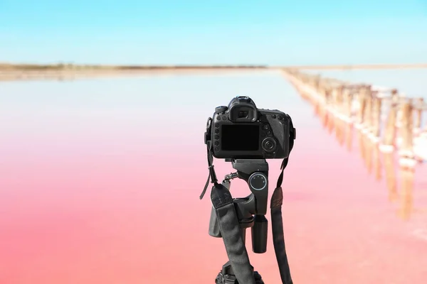 Професійна Камера Триногом Біля Рожевого Озера — стокове фото