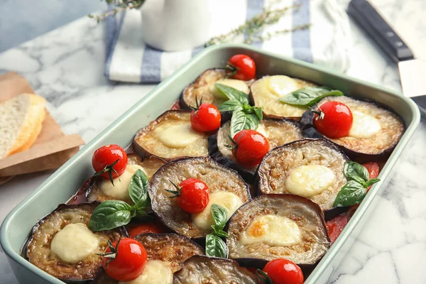 Berenjena Horno Con Tomates Queso Albahaca Vajilla Sobre Mesa Mármol —  Fotos de Stock