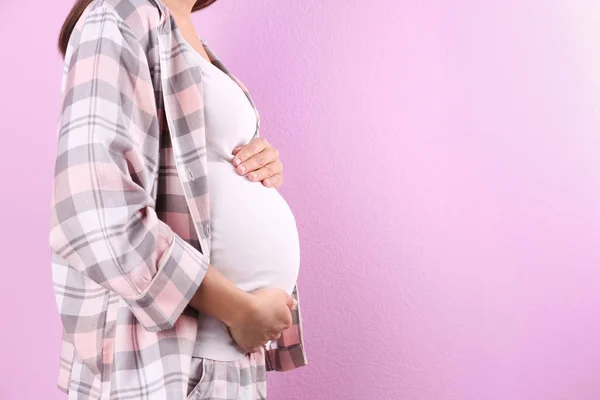 Zwangere Vrouw Die Zich Voordeed Kleur Achtergrond Close Ruimte Voor — Stockfoto