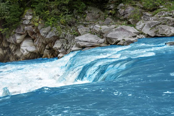 Río Montaña Que Fluye Largo Las Orillas Rocosas Desierto — Foto de Stock