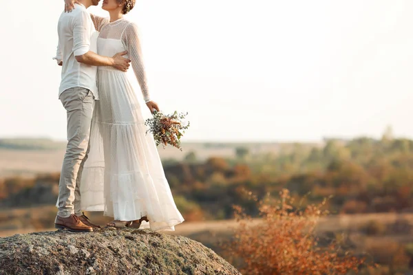 Recém Casados Felizes Com Belo Buquê Campo Livre Close — Fotografia de Stock