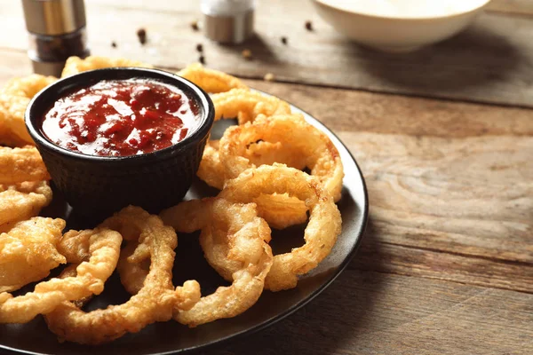 Anéis Cebola Fritos Crocantes Caseiros Com Molho Tomate Mesa Madeira — Fotografia de Stock