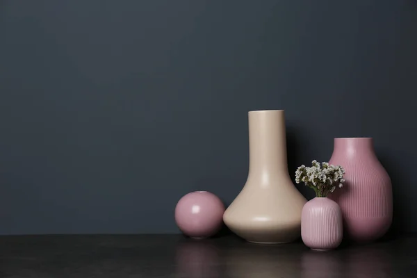 Mooie Keramische Vazen Bloemen Tafel Tegen Kleur Muur Met Ruimte — Stockfoto