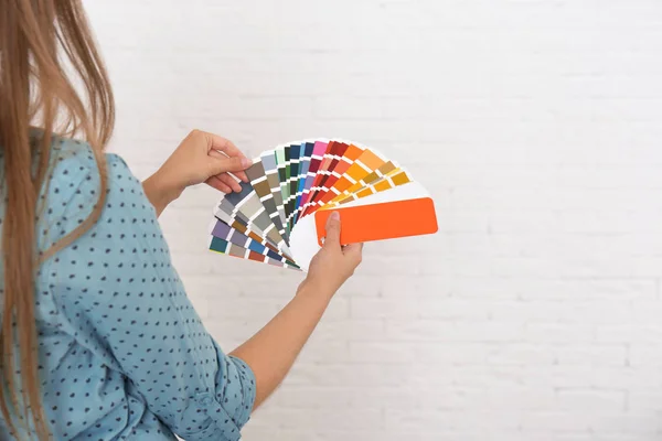 Diseñadora Interiores Femenina Con Muestras Paleta Colores Sobre Fondo Claro — Foto de Stock