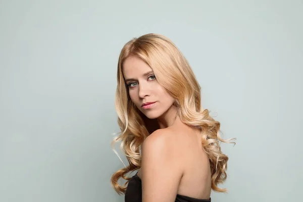 Vacker Kvinna Med Friska Långa Blonda Hår Ljus Bakgrund — Stockfoto