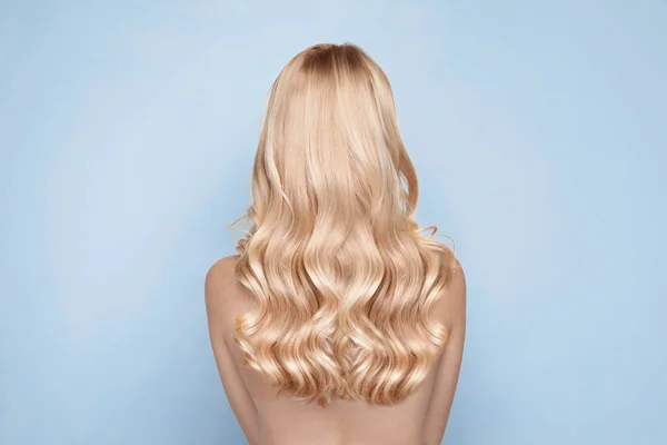 Piękna Kobieta Zdrowe Długie Blond Włosy Jasnym Tle — Zdjęcie stockowe