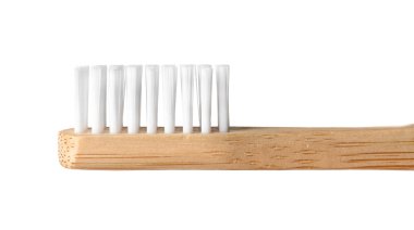 Bambu beyaz arka planda, closeup yapılan diş fırçası